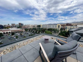 King Bed Penthouse - Hot Tub - Gym - Free Parking